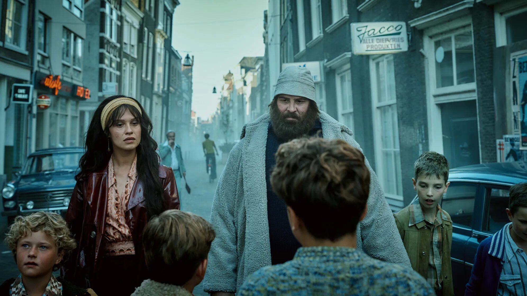 Tv-serie Zwarte Joop, links: Holly Mae Brood, rechts: Gijs Naber (beeld: Lemming Film, Lemming Film België, Nukleus Film, VPRO)