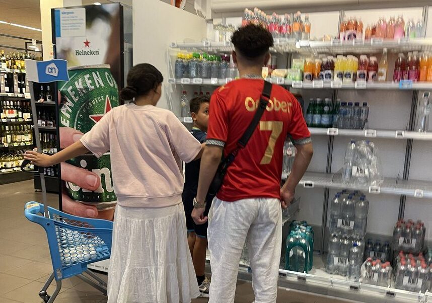 Jongen met shirt 'October 7' in AH (beeld: X.com)