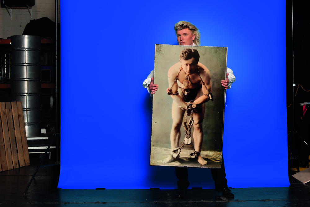 Hans Klok met een portret van Harry Houdini. Foto: Jeroen Bont.