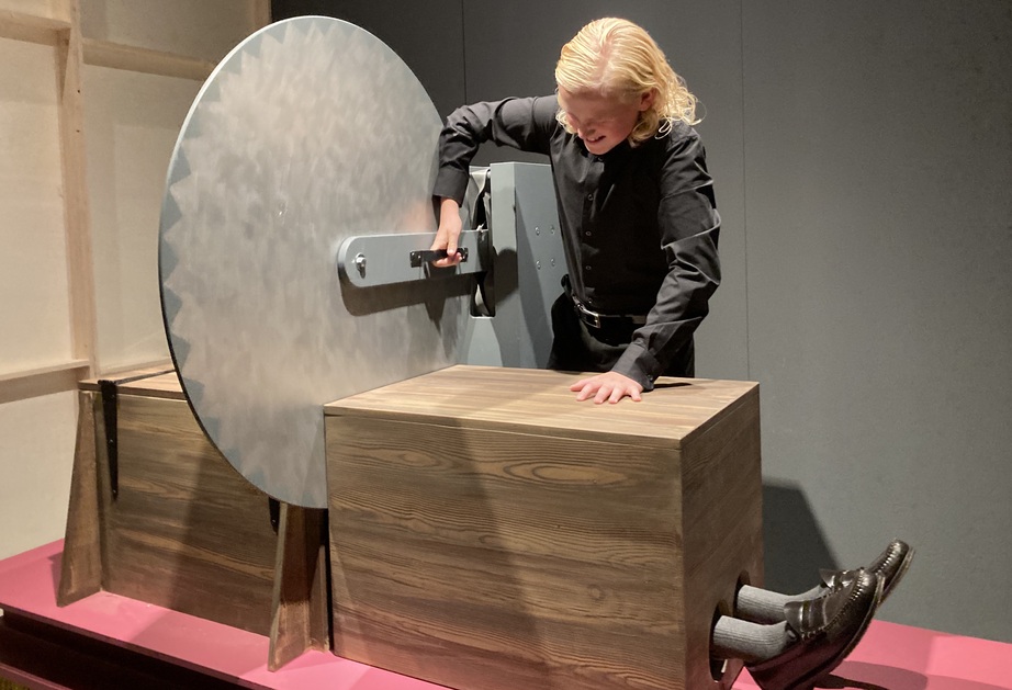De 12-jarige goochelaarsleerling Gianni Marsie demonstreert de truc met het doorzagen van de assistente (Foto: Willemien Groot)