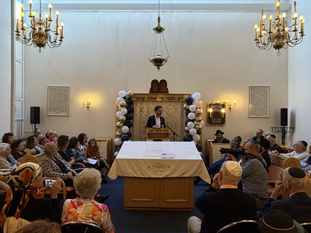 Bart Wallet geeft lezing in Joods Scheveningen (beeld: Jonet.nl)