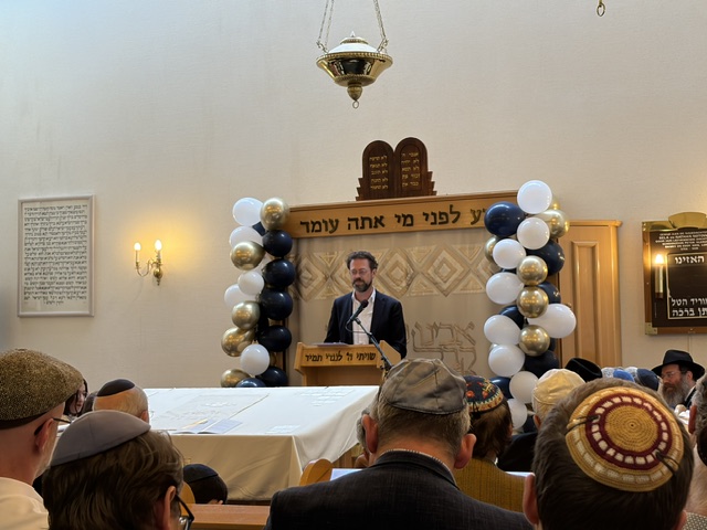 Bart Wallet geeft lezing in synagoge Scheveningen (beeld: Jonet.nl)