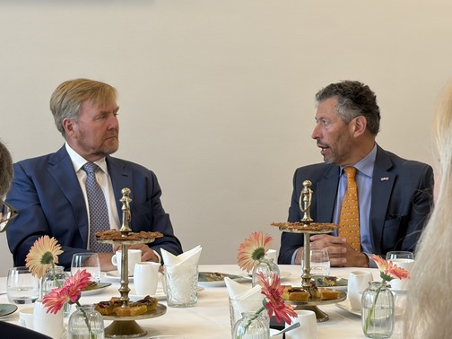 Koning Willem-Alexander en LJG-vz. Alejandro Bank (beeld: Jonet.nl)
