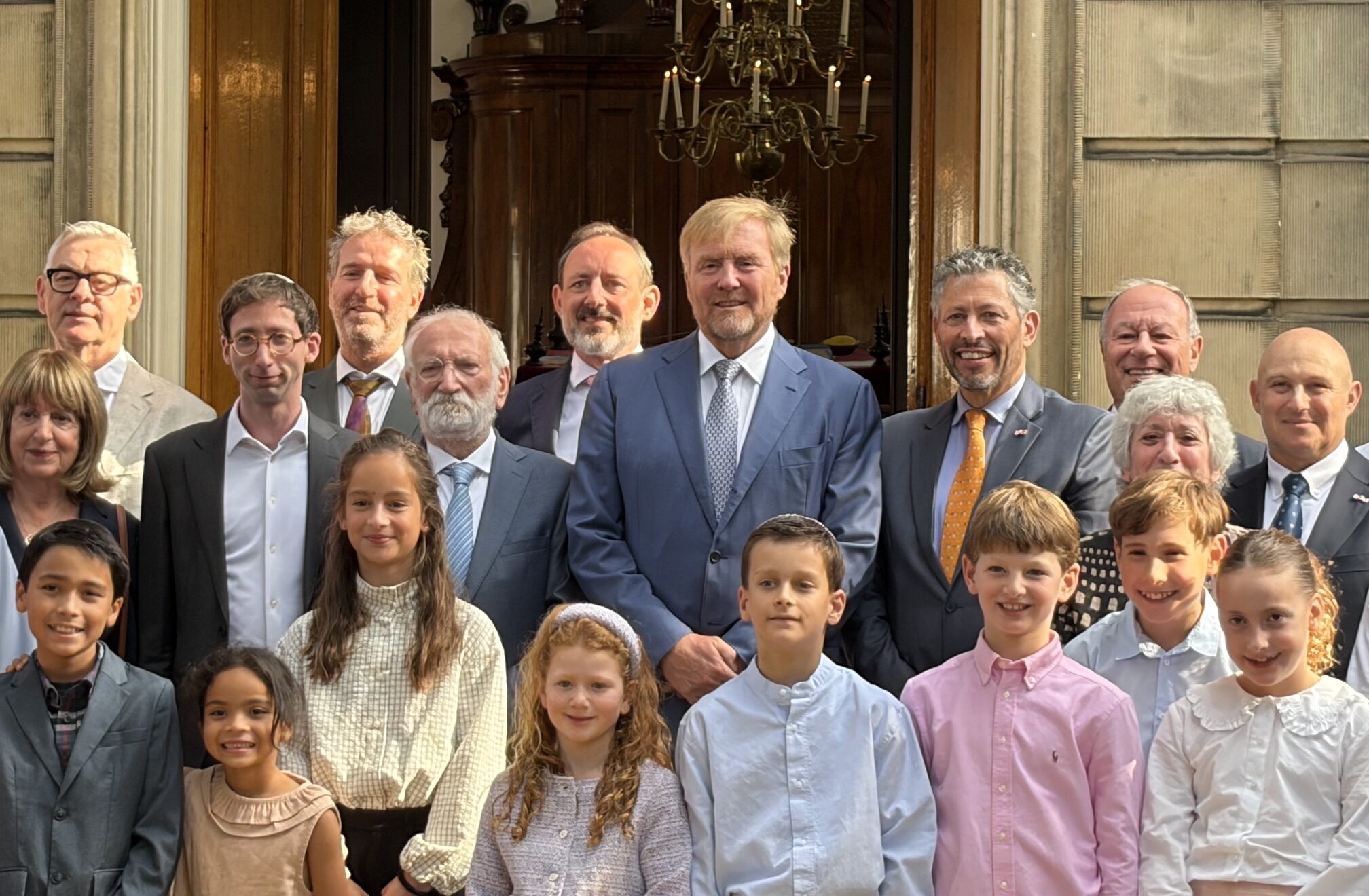 Koning Willem-Alexander op bezoek bij de LJG Den Haag, groepsfoto (beeld: Jonet.nl)
