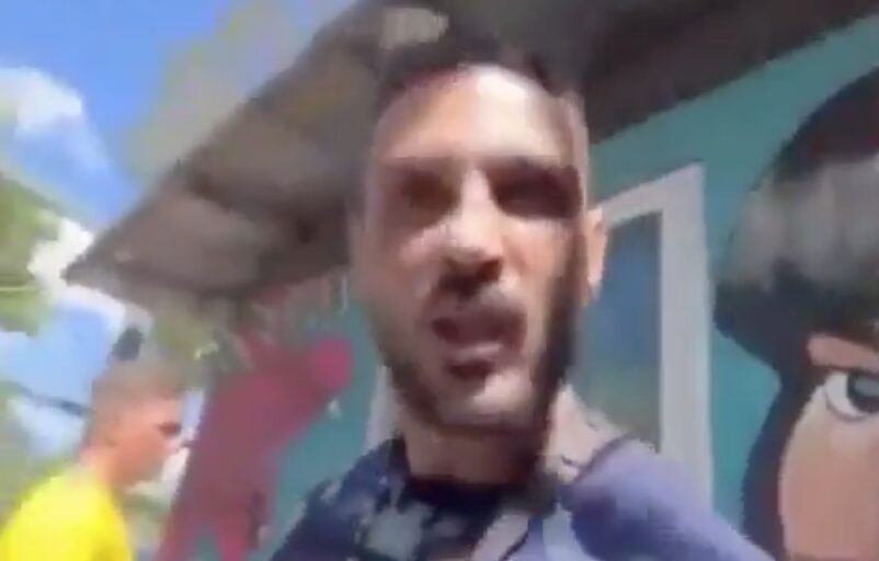 Fransman Kevin Dimoni bedreigd Israëlische toeristen (beeld: X.com)