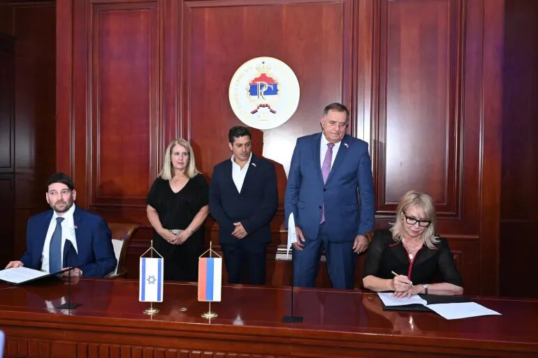 Opening van Israëlische KvK in Banja Luka. Staand v.l.n.r. Israëlische ambassadeur Albania Galit Peleg, minister Amichai Chikli en Milorad Dodik (beeld: X/@MiloradDodik)