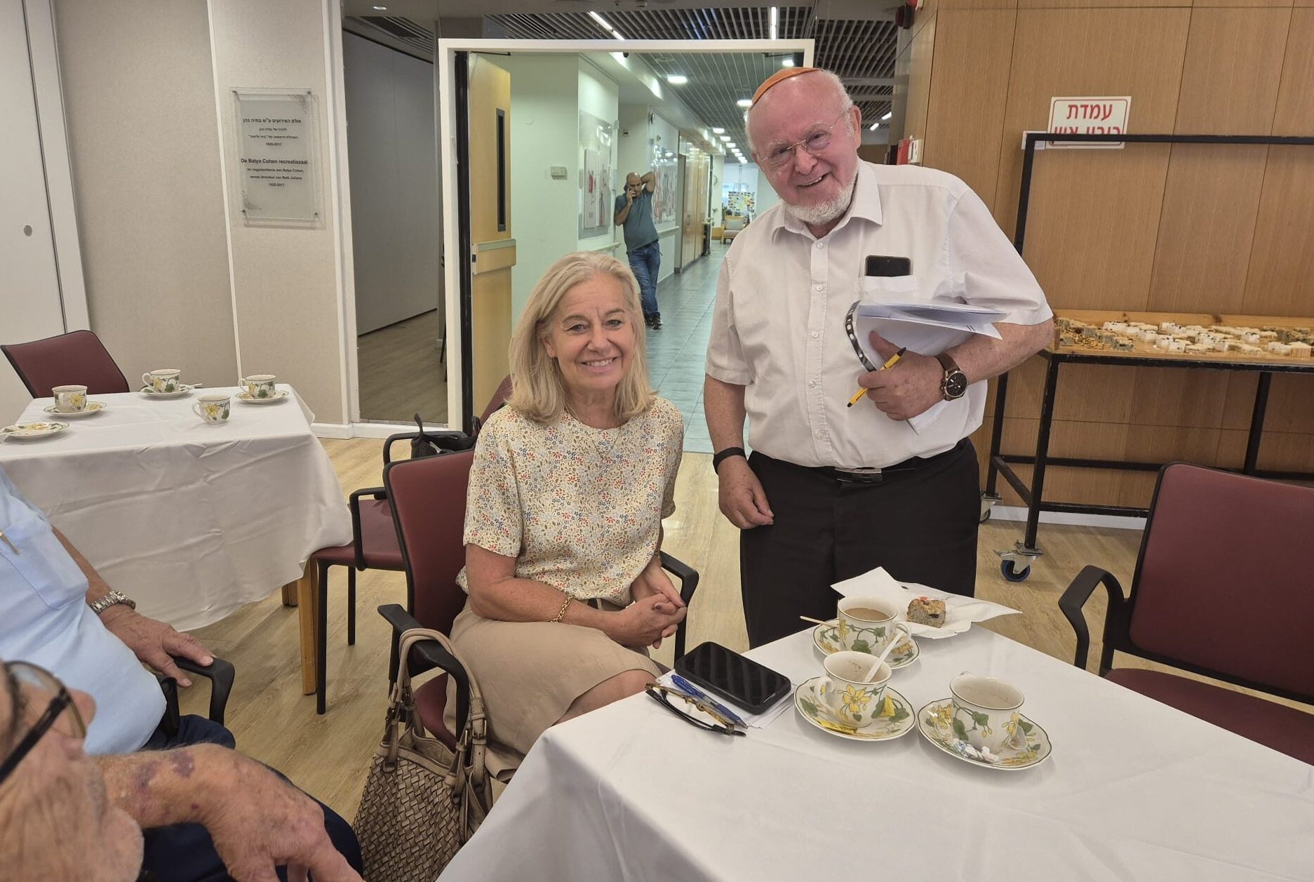 Harry Mock overhandigt petitie aan ambassadeur Stella Grubacic-Ronner (beeld: H. Mock, S. Behr)