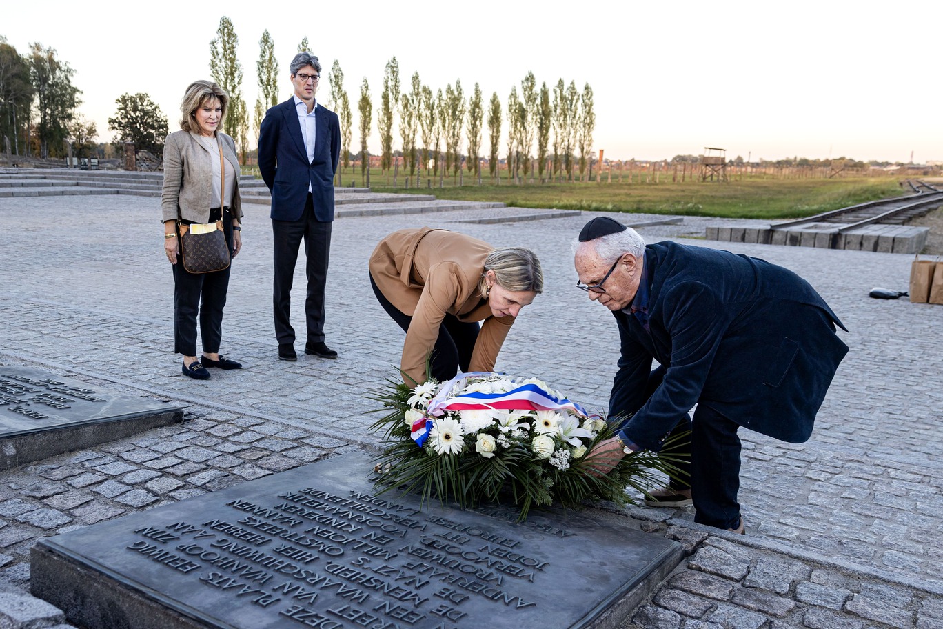 Mirjam Sterk en Linda Clewits in Auschwitz, 2026 (beeld: Ramon van Flymen)