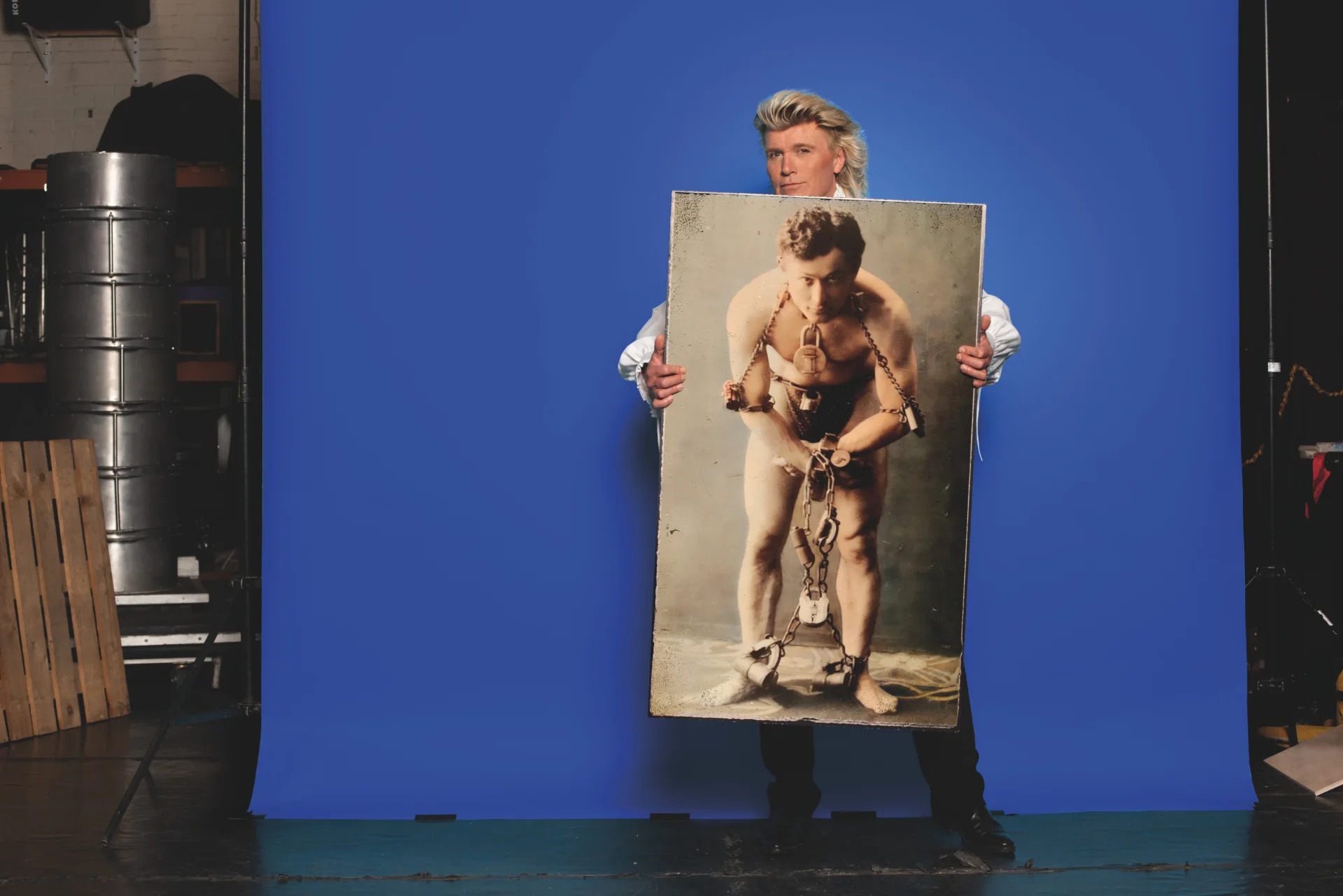 Hans Klok houdt foto van een boeienkoning vast