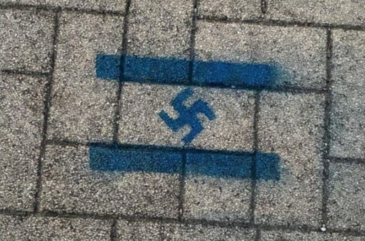 Swastika op de straat in Nieuw-Lekkerland (beeld: RefDag)