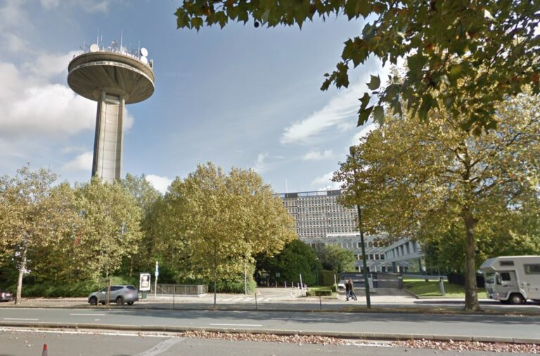 Het VRT- en RTBF-gebouw aan de Reyerslaan in Brussel (beeld: Google Maps)