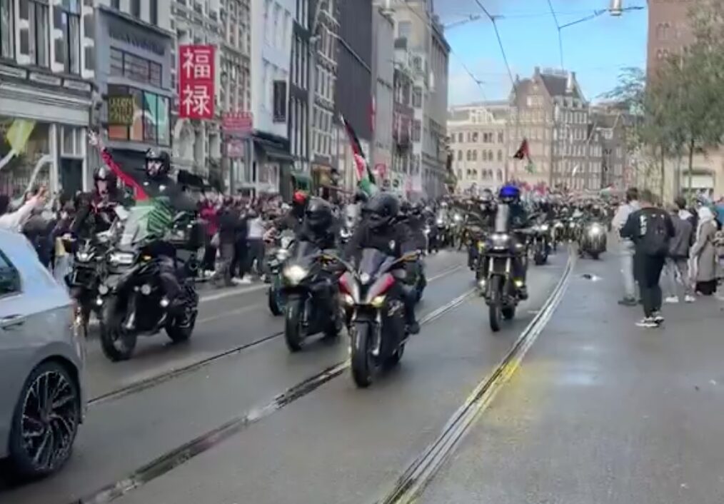 Motoren op anti-Israëldemo in Amsterdam, okt 2026 (beeld: X.com)