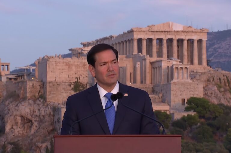 Marco Rubio in Athene, Griekenland (beeld: YouTube, Dep. of State)