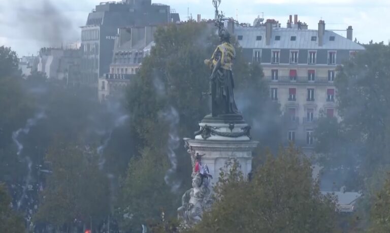 Marianne in geel hesje in Parijs (beeld: YouTube, Skynews)